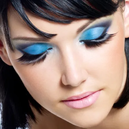 أبرز صيحات المكياج الأزرق