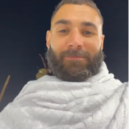 كريم ينزيما يؤدي مناسك العمرة داخل الحرم المكي - الصورة من حسابه على إنستغرام