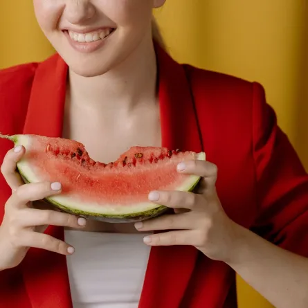 صورة لحامل تتناول البطيخ