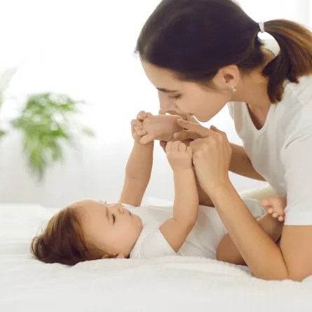 صورة لأم تداعب طفلها