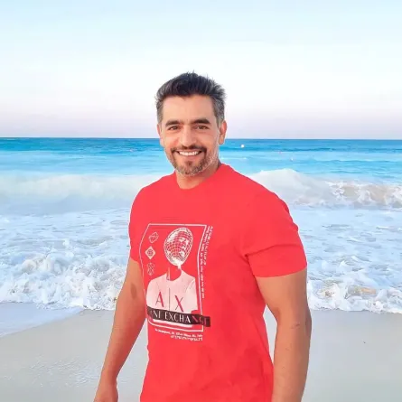 هاني سلامة - الصورة من صفحته الرسمية على الفيس بوك