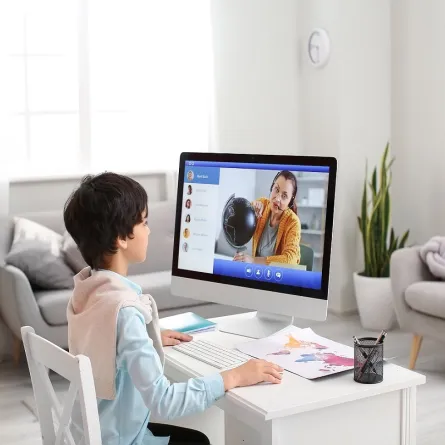 صورة لطفل يدرس عن بعد