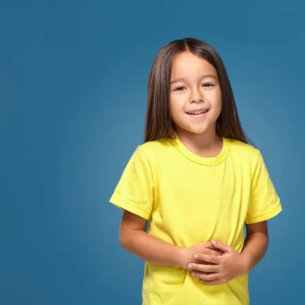 صورة لطفلة تضع يديها على معدتها