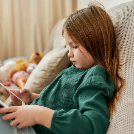 صورة لطفلة تتابع أحد التطبيقات التعليمية