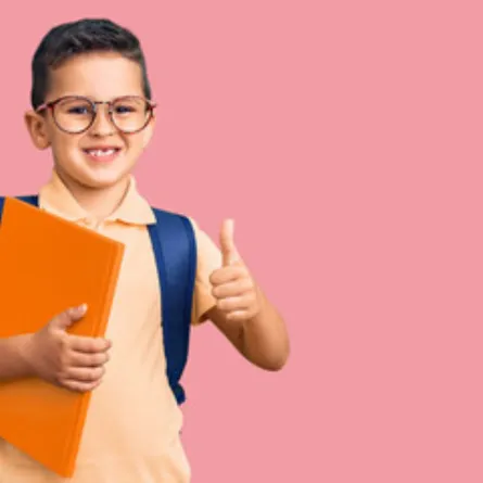 صورة لطفل سعيد بالعودة للمدرسة