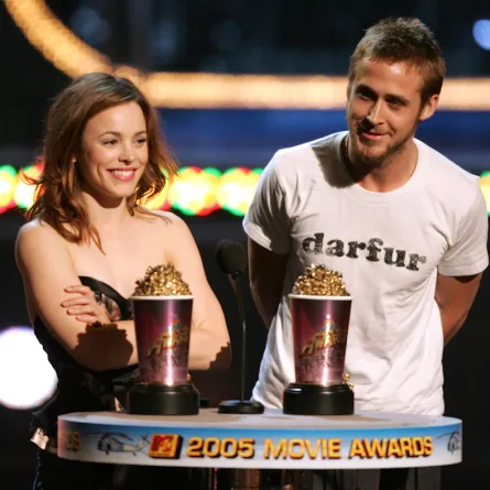بطلا فيلم The Notebook راشيل مكآدمز وريان غوسلين Rachel McAdams  and Actor Ryan Gosling مصدر الصورة ( Kevin Winter / Getty Images North America / Getty Images via AFP)