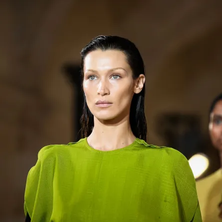 بيلا حديد كشفت عن معاناتها الطويلة مع مرض لايم- (مصدر الصورة: JULIEN DE ROSA AFP)