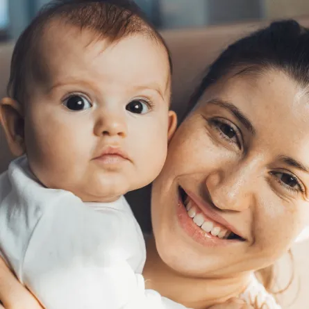 صورة لأم تحتضن طفلها