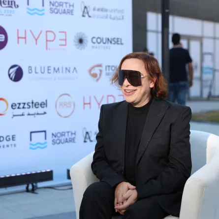 مصمم الأزياء العالمي مايكل سينكو - مصدر الصورة : إدارة مهرجان العلمين 