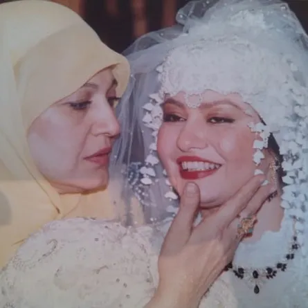 مديحة كامل تقبل ابنتها في زفافها-الصورة من مريهان ابنة الفنانة مديحة كامل