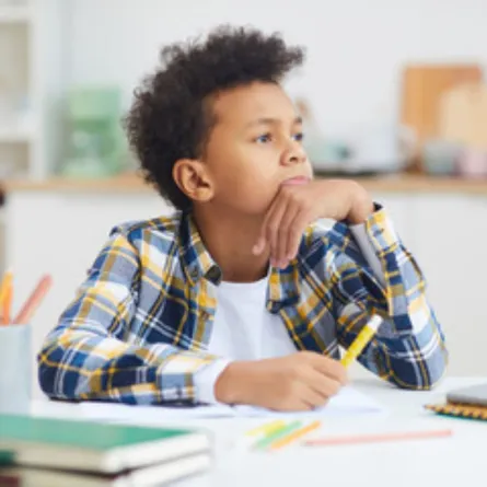 صورة لطفل يتذمر من  الدراسة