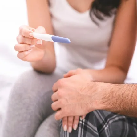 صورة لامراة تحمل اختبار حمل