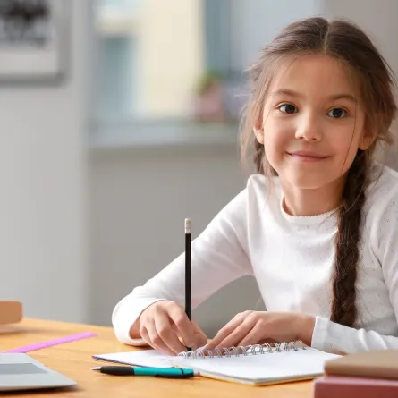 طفلة تعمل واجبها المدرسي..وحدها