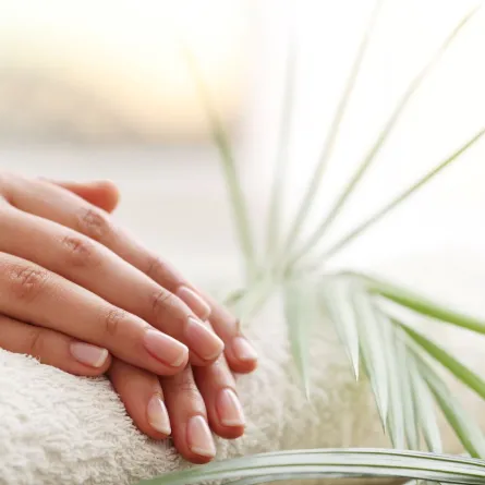 طرق التخلص من اصفرار الأظافر بعد المناكير 