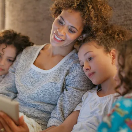 صورة أم وأطفالها