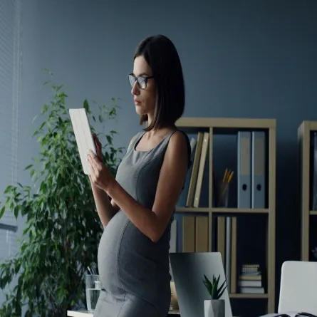 صورة لامرأة حامل تعمل