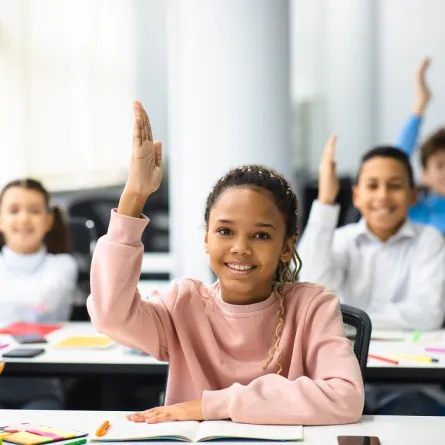 صورة لعدد من الطلبة والطالبات