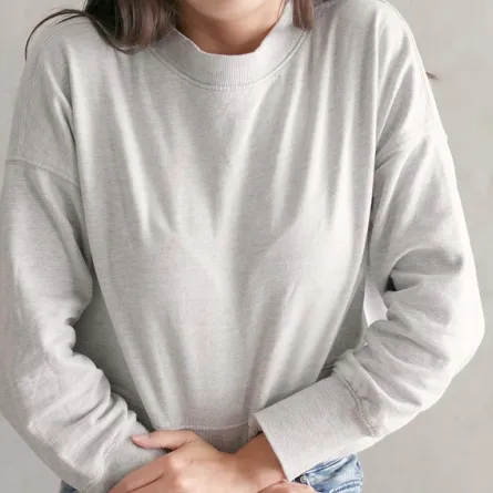 صورة لامرأة تشعر بالألم في المعدة