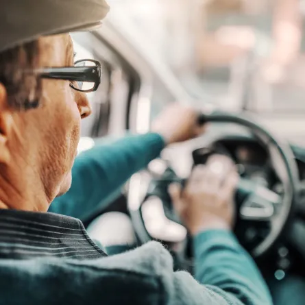 AdobeStock السيارة الحديثة والمسن