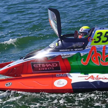 زورق أبوظبي 35. الصورة من الحساب الرسمي لـAbuDhabi Powerboat Team على منصة x (تويتر سابقًا)