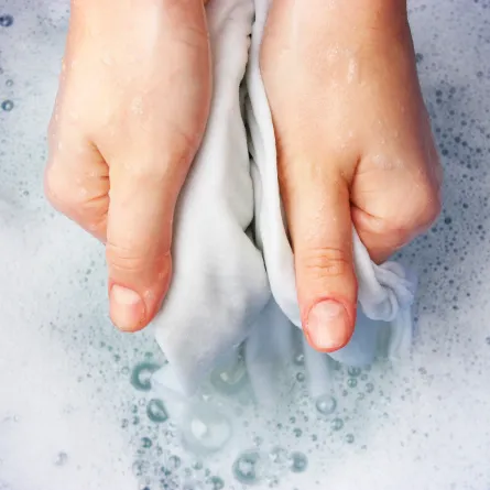 خطوات يدوية فعالة في إزالة البقع صفراء اللون من الملابس