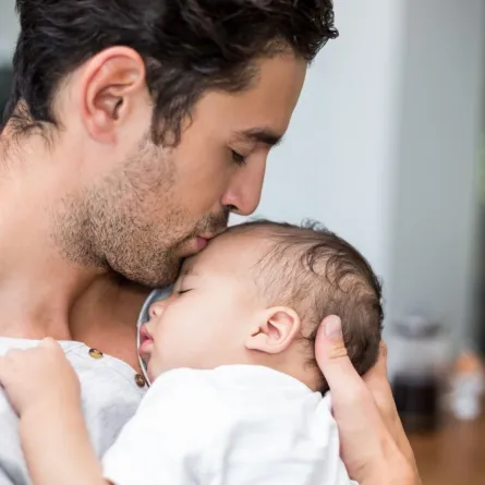 صورة أب يحمل ابنه