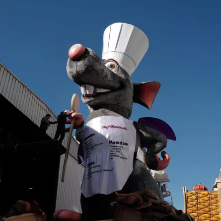 شخصية عملاقة تصور شخصية من فيلم راتاتوي (giant figures depicting the character from the movie "Ratatouille" ). مصدر الصورة: Valery HACHE / AFP
