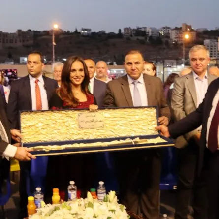 الأميرة رحمة بنت الحسن تتسلم هدية تذكارية من المدير التنفيذي للمهرجان - الصورة من المكتب الإعلامي للمهرجان