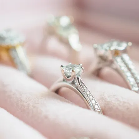 حلول لإعادة اللمعان للمجوهرات المرصعة بأحجار كريمة (الصورة من AdobeStock)