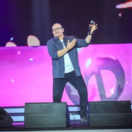 هشام عباس من حفل كاسيت 90 -  الصورة من المركز الإعلامي للشركة المنظمة للحفل 