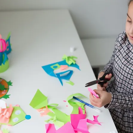 صورة لطفلة تمارس الحرف اليدوية