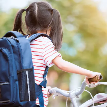 صورة لطفلة تحمل حقيبتها وفي طريقها للمدرسة