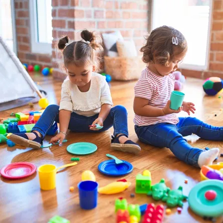 صورة لطفلتين تلعبان معاً