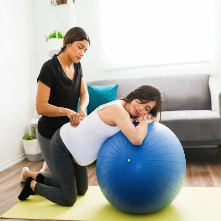 صورة لأخصائية تدلك ظهر امراة حامل