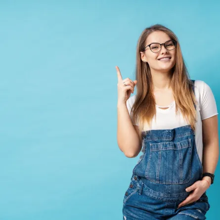 صورة لحامل مهتمة بحملها وصحته