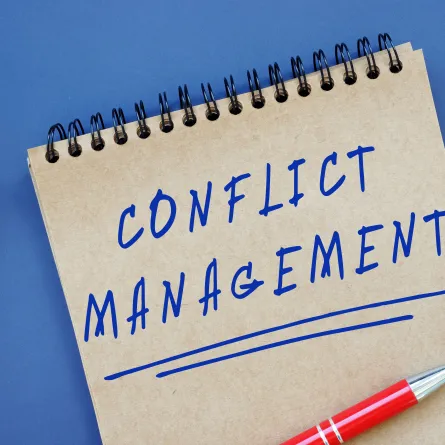 كيفية فض النزاعات بين أعضاء فريق العمل؟