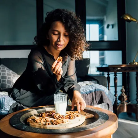 صورة امرأة تأكل التمر