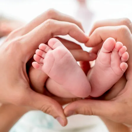 صورة للرضيع ومن حوله