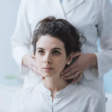 صورة لحامل تخضع لفحص الغدة