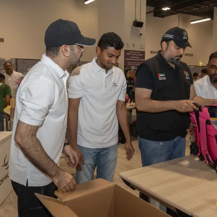 تجهيز الحقائب المدرسية. الصورة من wam