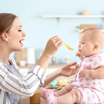 صورة لأم فرحة بفطام طفلها..تدريجياً