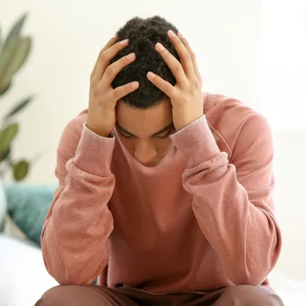 صورة لمراهق يشعر بالاكتئاب