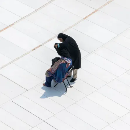 لقطة عفوية تعكس مشاعر البر من داخل الحرم المكي - الصورة من حساب الهيئة العامة للعناية بشؤون الحرمين على منصة إكس "تويتر سابقا"