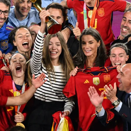 الملكة ليتيزيا وإنفانتا صوفيا تتوسطان الفريق الإسباني (Queen Letizia). مصدر الصورة: Saeed KHAN / AFP