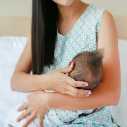 صورة لأم ترضع طفلها