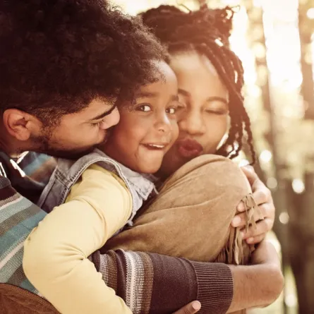 صورة لطفلة تنعم بالسلامة العاطفية