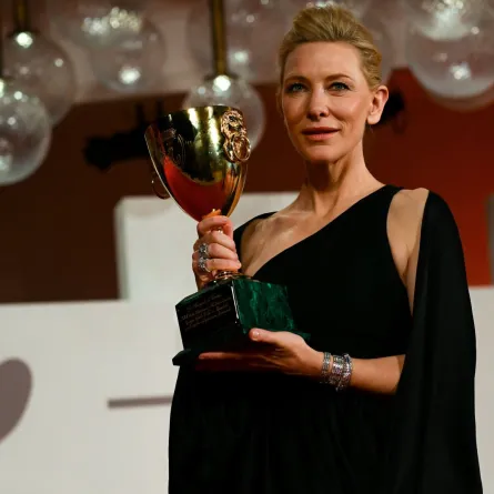كيت بلانشيت تحمل كأس فولبي في مهرجان فينيسيا 2022 (Cate Blanchett, holding the Coppa Volpi). مصدر الصورة: Andreas SOLARO / AFP