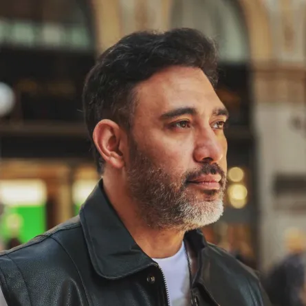 عمرو مصطفى - الصورة من صفحته الرسمية على الفيس بوك