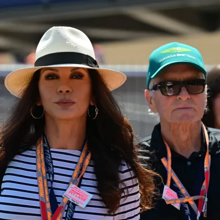 كاثرين زيتا جونز وزوجها مايكل دوغلاس (مصدر الصورة: ANDREJ ISAKOVIC / AFP)