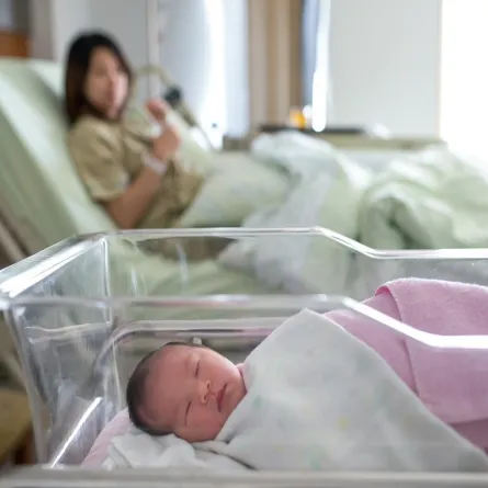 صورة لامرأة بعد ولادة طفلها